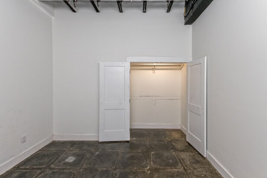 More Photos Of 46 Aston St, Asheville Light Manufacturing For Lease