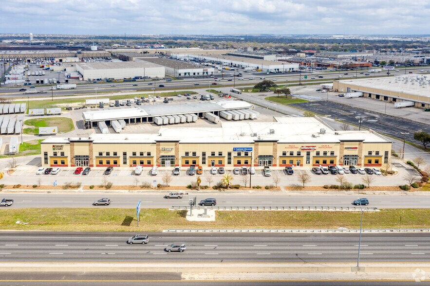 More Photos Of 4400-4420 N Interstate 35, San Antonio Showroom For Lease