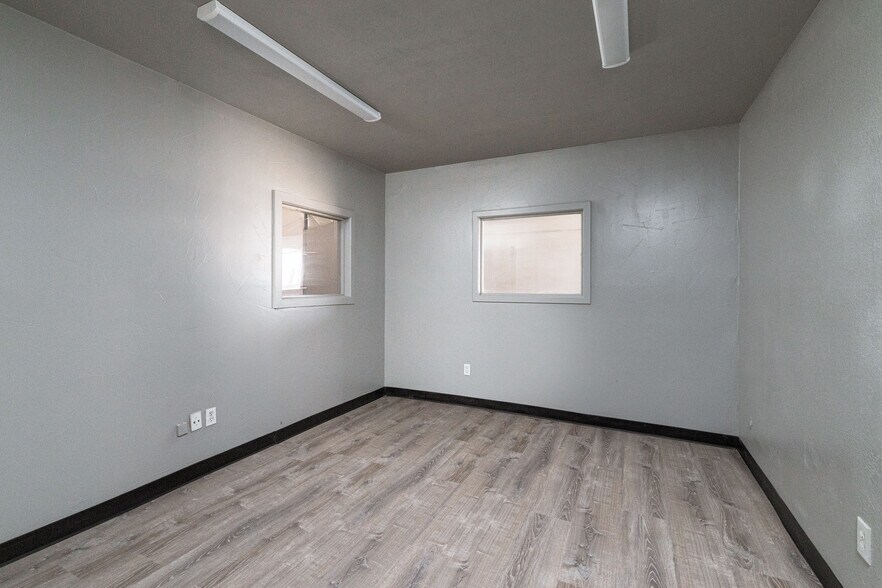 More Photos Of 4404-4412 Glenview Dr, Haltom City Warehouse For Lease