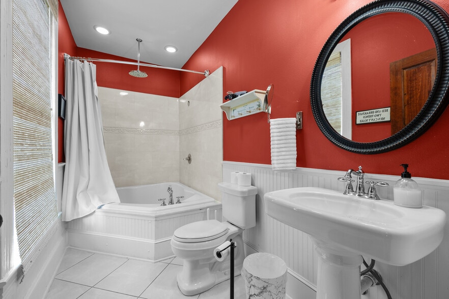 More Photos Of 205 SE 7th St, Gainesville Hotel For Sale