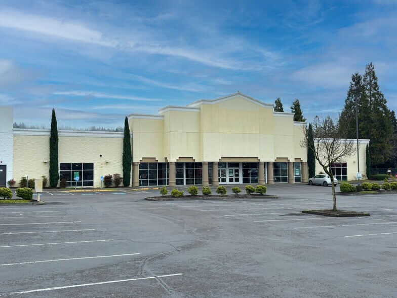 More Photos Of 10174-10176 SE 82nd Ave, Portland Department Store For Lease
