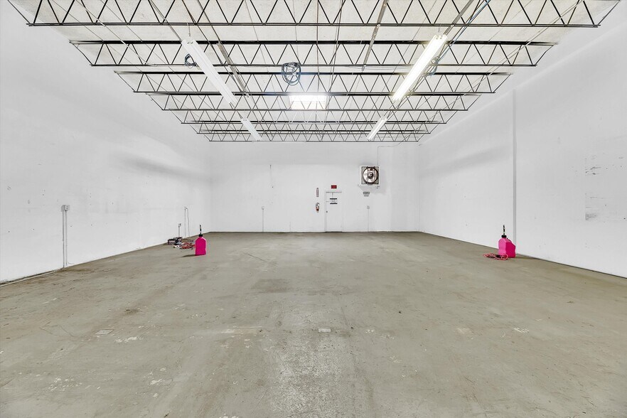 More Photos Of 224 NE 32nd Ct, Oakland Park Warehouse For Sale