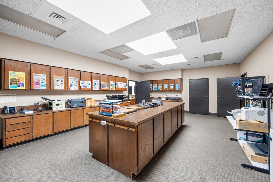 More Photos Of 8001 E R L Thornton Fwy, Dallas Office For Lease