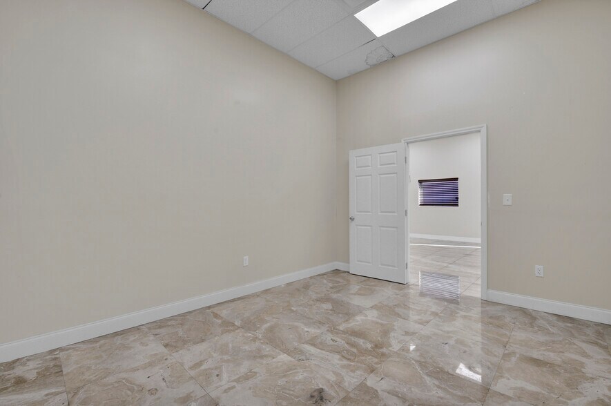 More Photos Of 901 Central Florida Pky, Orlando Warehouse For Lease