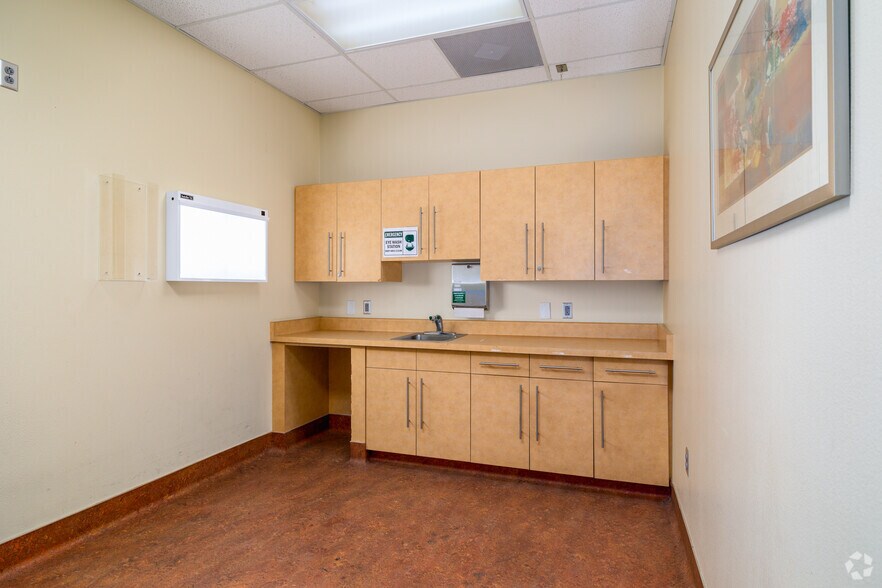 More Photos Of 77840 Flora Rd, Palm Desert Medical For Sale