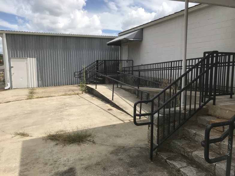 More Photos Of 876 Montreal Rd, Clarkston Warehouse For Lease