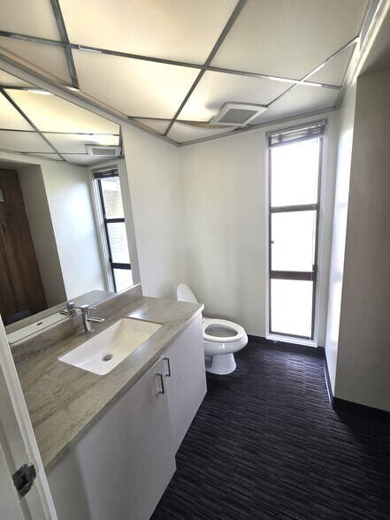 More Photos Of 320 E Bixby Rd, Long Beach Office Residential For Lease