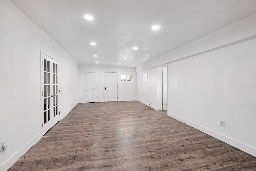 More Photos Of 910 Glendale Ave, Sparks Showroom For Sale