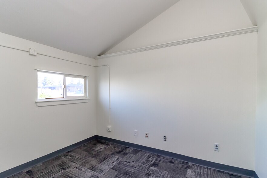 More Photos Of 3838 S Warner St, Tacoma Flex For Lease