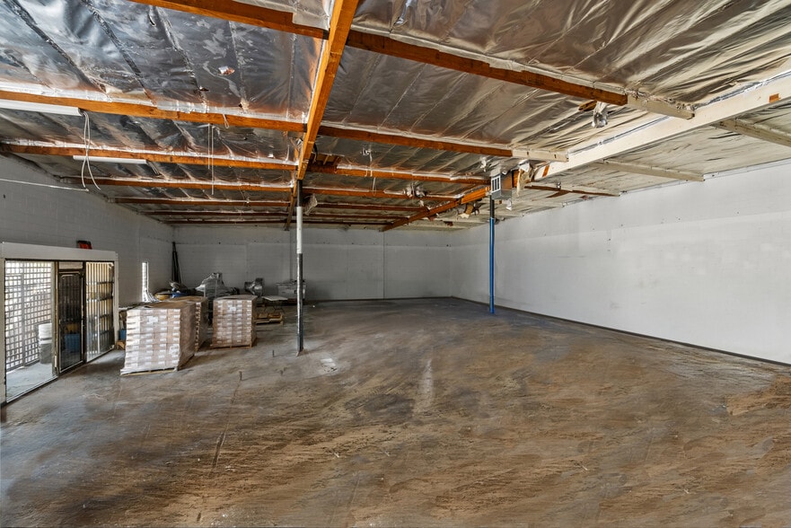 More Photos Of 7425 Bellaire Ave, North Hollywood Warehouse For Sale