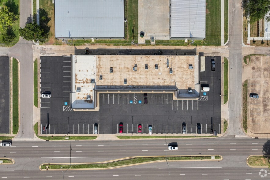 More Photos Of 601-617 S Broadway, Edmond General Retail For Lease