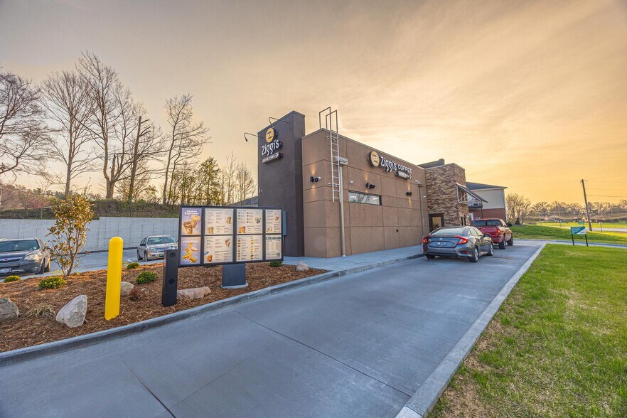 More Photos Of 1311 3rd Ave, Jasper General Retail For Sale