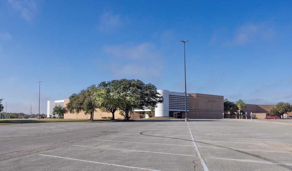 More Photos Of 1508 Harvey Rd, College Station Department Store For Sale