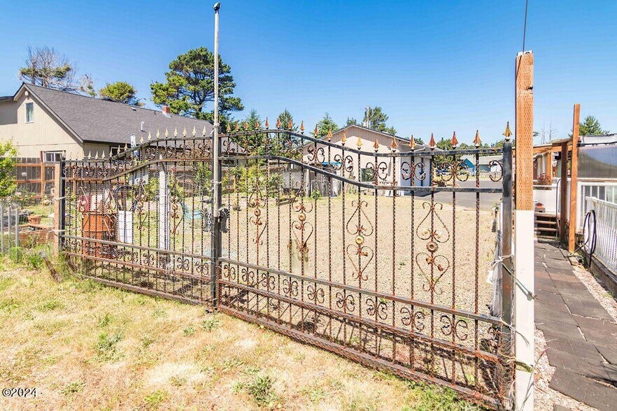 More Photos Of 20 Willow St, Depoe Bay Industrial For Sale
