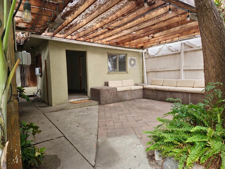 More Photos Of 3127 Santa Monica Blvd, Santa Monica Freestanding For Lease