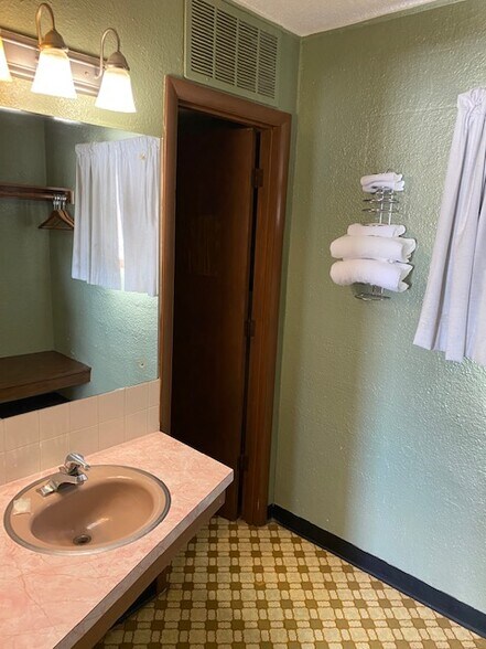 More Photos Of 606 W Holme St, Norton Hotel For Sale