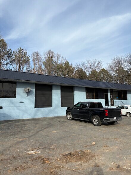 More Photos Of 5926-5940 N Tryon St, Charlotte Warehouse For Lease