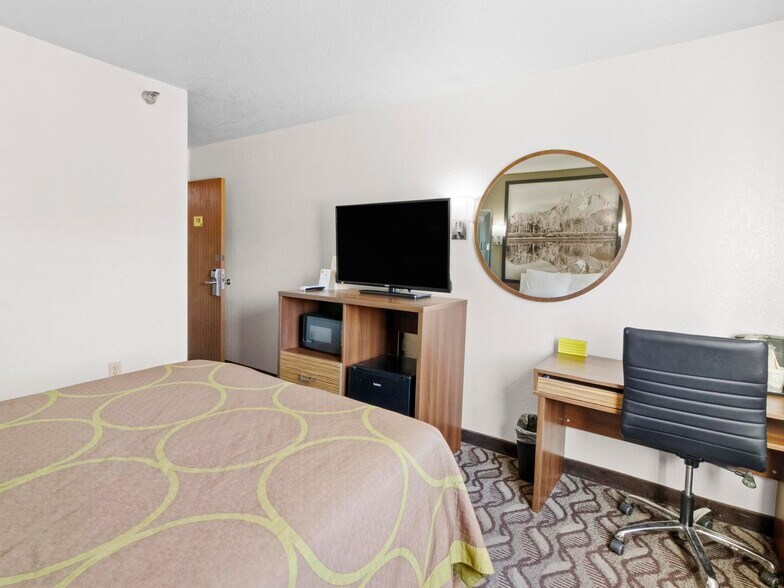 More Photos Of 1412 Warm Springs Dr, Dubois Hotel For Sale