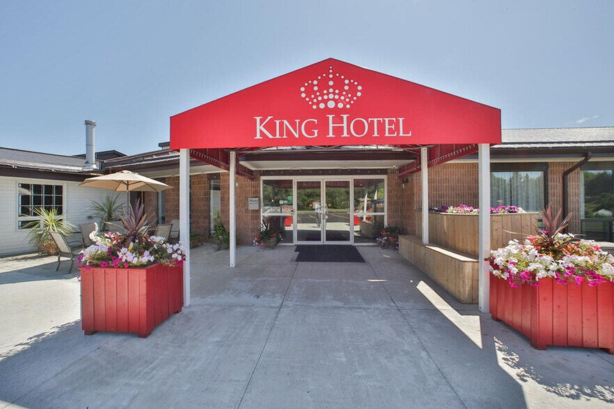 Primary Photo Of 112 King st, Palmerston Hotel For Sale