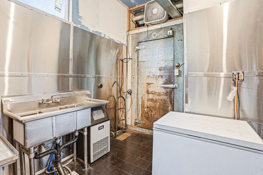 More Photos Of 2926 N Monroe St, Spokane Bar For Sale