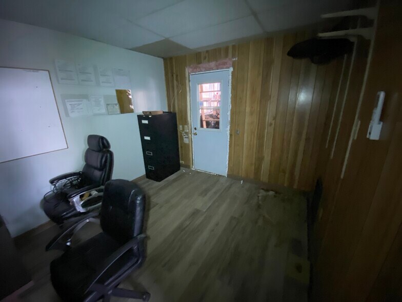 More Photos Of 2825 Hwy 2, Admiral Rock Auto Repair For Sale