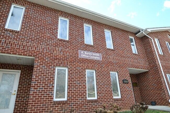 More Photos Of 1818 Centre Ave NW, Roanoke Service For Lease