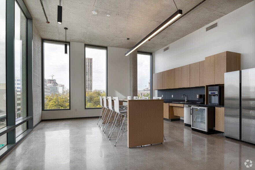 More Photos Of 203 W 10th St, Austin Office For Lease