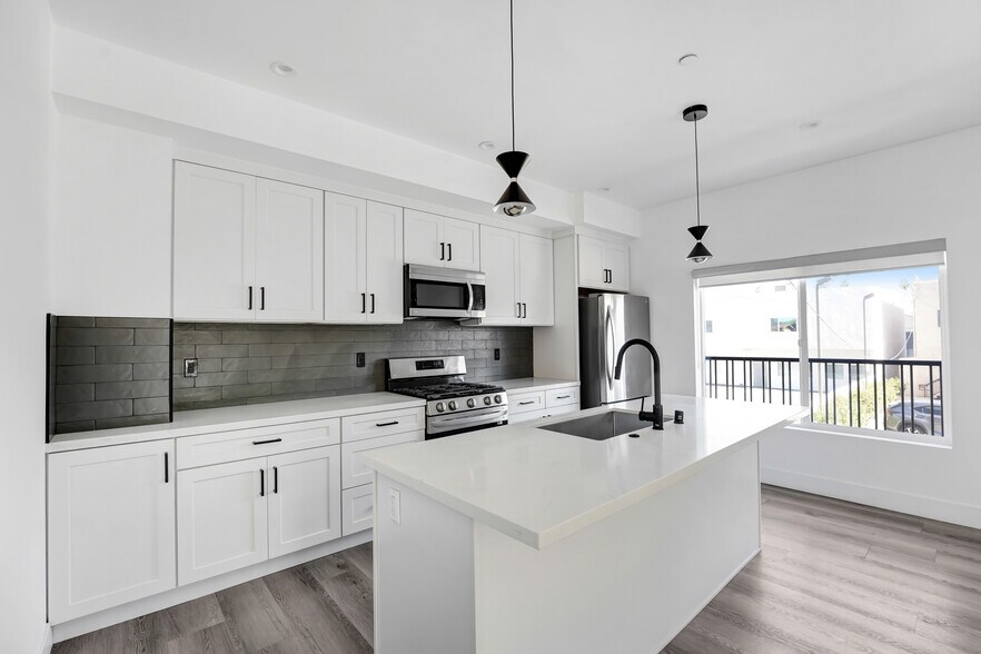 More Photos Of 21719 Hart St, Canoga Park Apartments For Sale