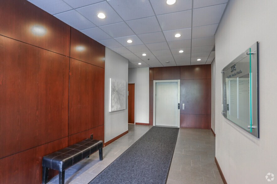 More Photos Of 395 Totten Pond Rd, Waltham Unknown For Lease