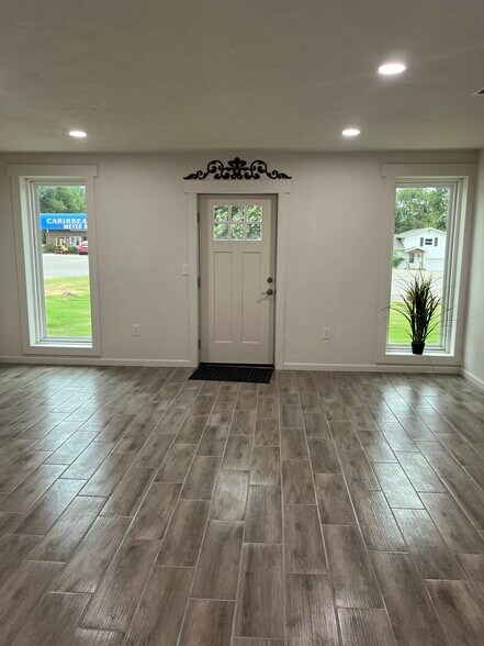 More Photos Of 3775 NW 32nd St, Newcastle Office For Sale