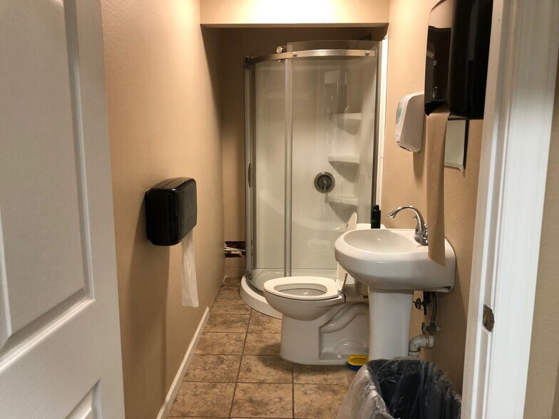 More Photos Of 12155 Metro Pky, Fort Myers Showroom For Lease