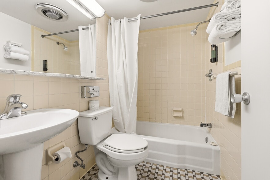 More Photos Of 6920 Motor Inn Dr, Huntingdon Hotel For Sale