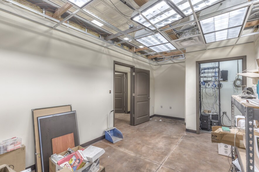 More Photos Of 204 S Broadway, Coweta Office For Sale
