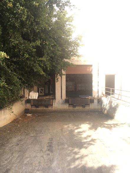 More Photos Of 711 E Rosecrans Ave, Los Angeles Manufacturing For Lease