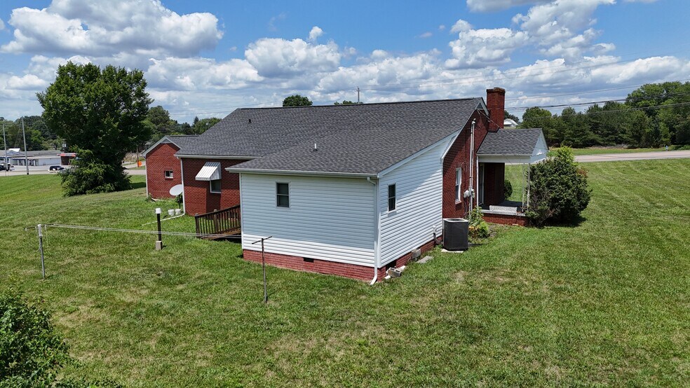 More Photos Of 5207 N Roan St, Gray Specialty For Sale