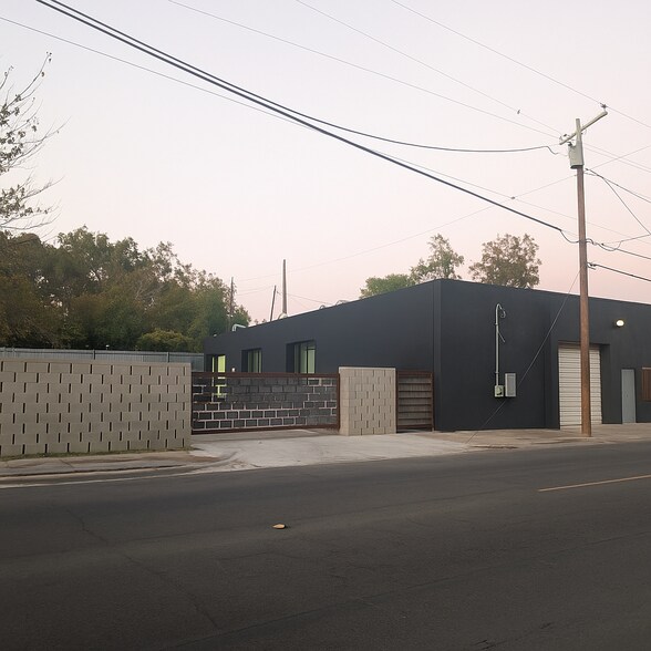 Primary Photo Of 2111 W Clarendon St, Dallas Light Manufacturing For Lease