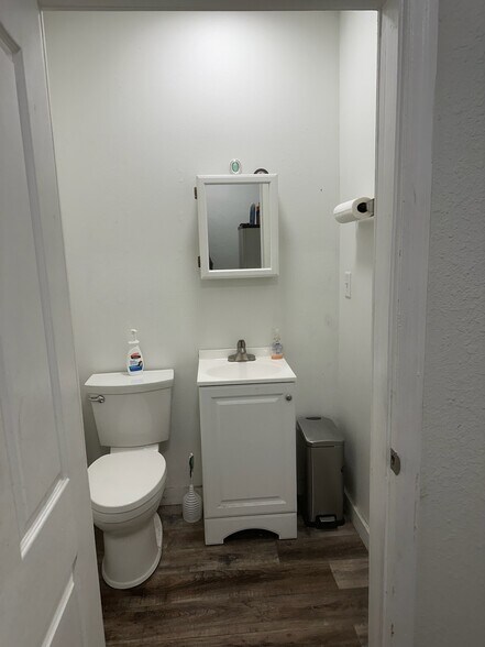 More Photos Of 901 S Woodrow Wilson St, Plant City Office For Sale