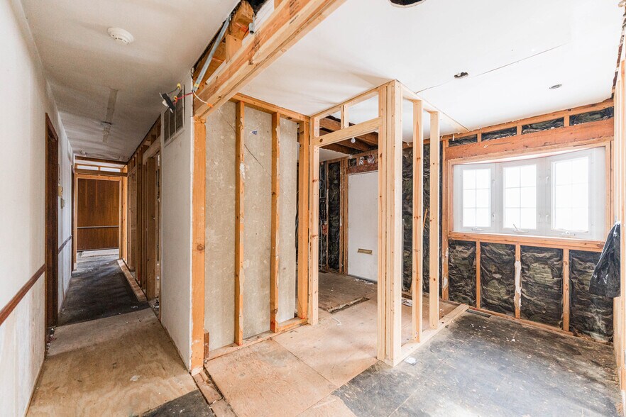 More Photos Of 205 Pinecroft Dr, Roselle Office For Sale