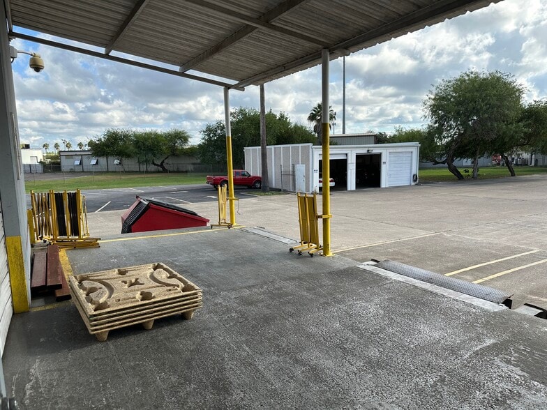 More Photos Of 3734 International Blvd, Brownsville Distribution For Sale