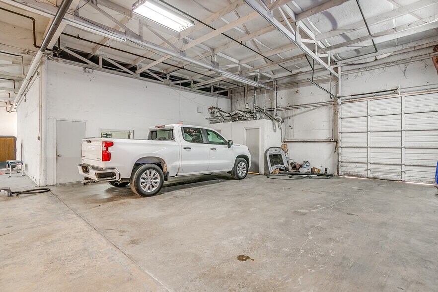 More Photos Of 10709 Tube Dr, Fort Worth Distribution For Lease