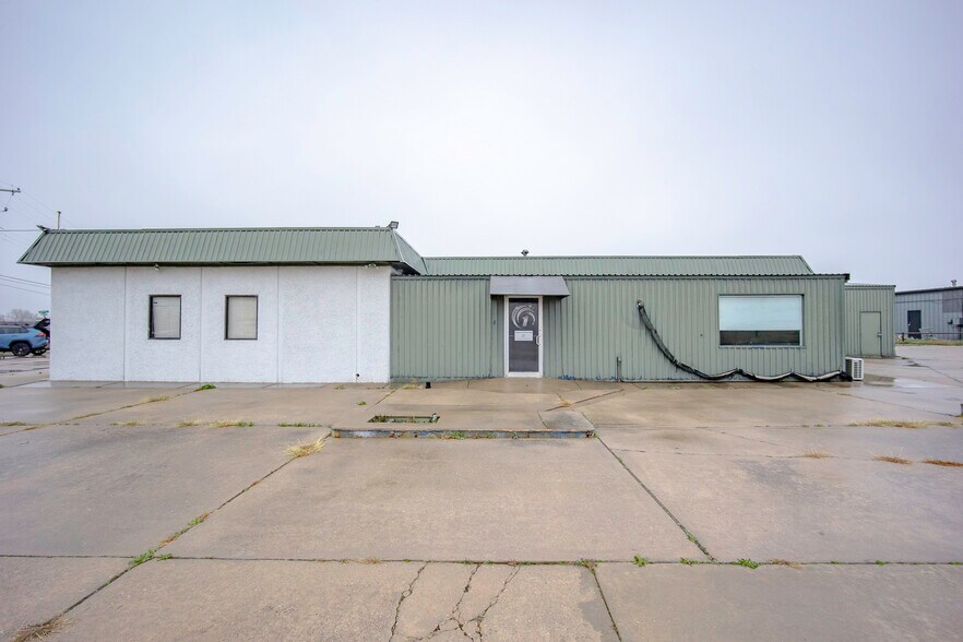 More Photos Of 401 S Ranchwood Blvd, Yukon Flex For Sale
