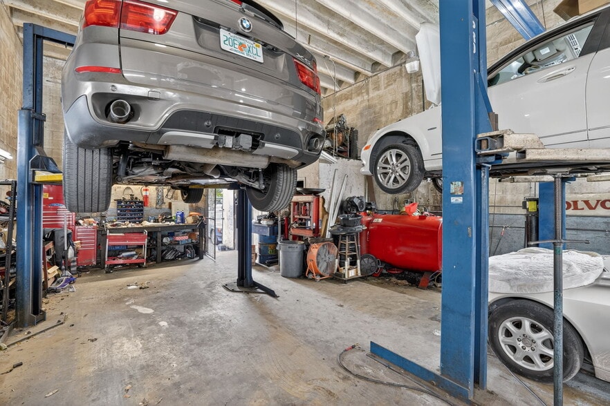 More Photos Of 3838 Shipping Ave, Miami Auto Repair For Sale