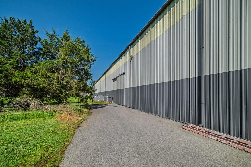 More Photos Of 8705 Cairo Rd, West Paducah Flex For Lease