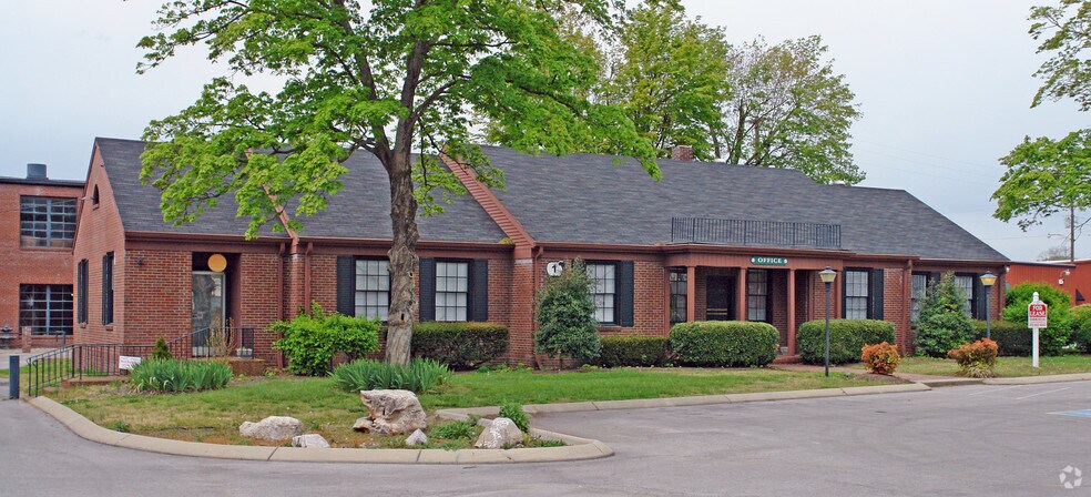 More Photos Of 300 N Maple St, Lebanon Storefront Retail Office For Lease