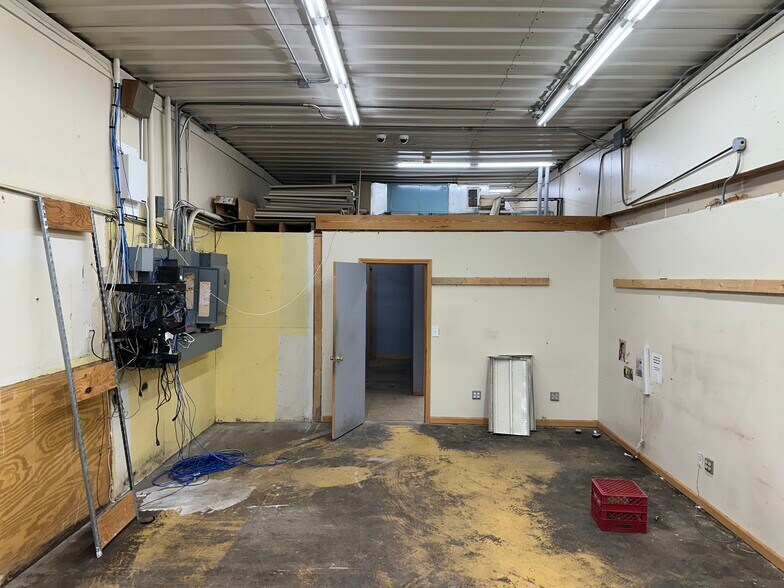 More Photos Of 105 S Forest Ave, Brazil Freestanding For Sale