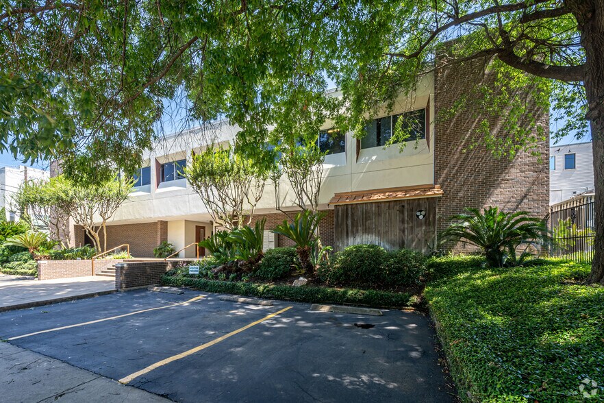 More Photos Of 1920 N Memorial Way, Houston Loft Creative Space For Lease