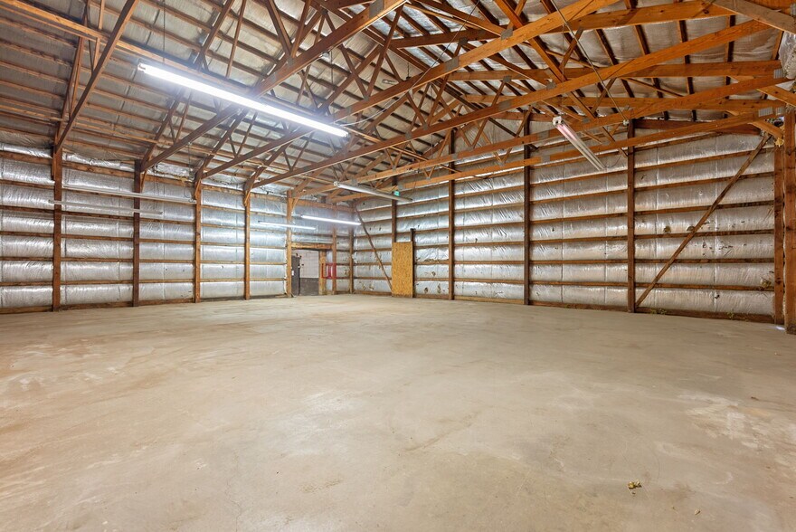 More Photos Of 314 E Market St, Warsaw Showroom For Sale