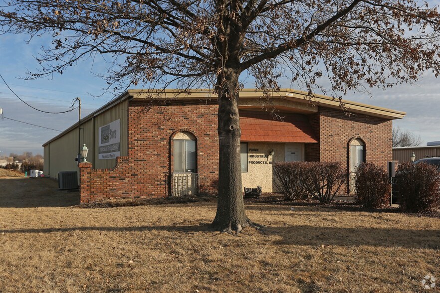 More Photos Of 1500 E Spruce St, Olathe Warehouse For Sale