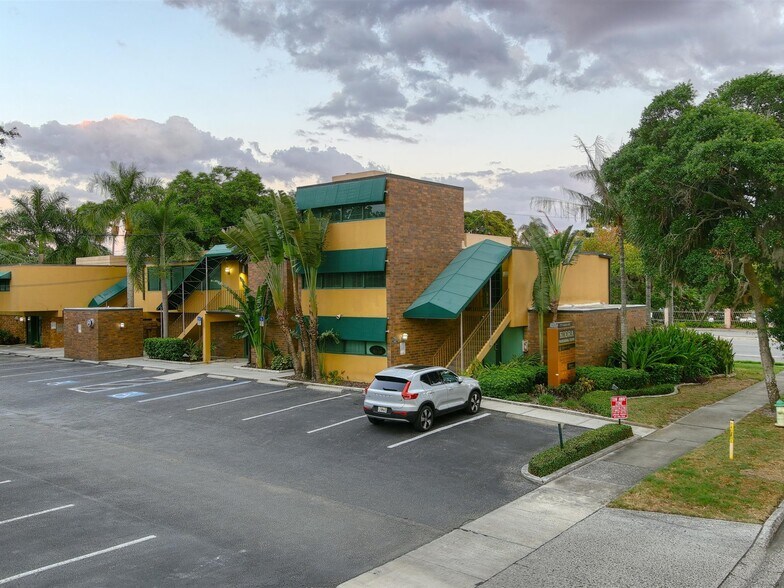 More Photos Of 777 S Palm Ave, Sarasota Office For Sale