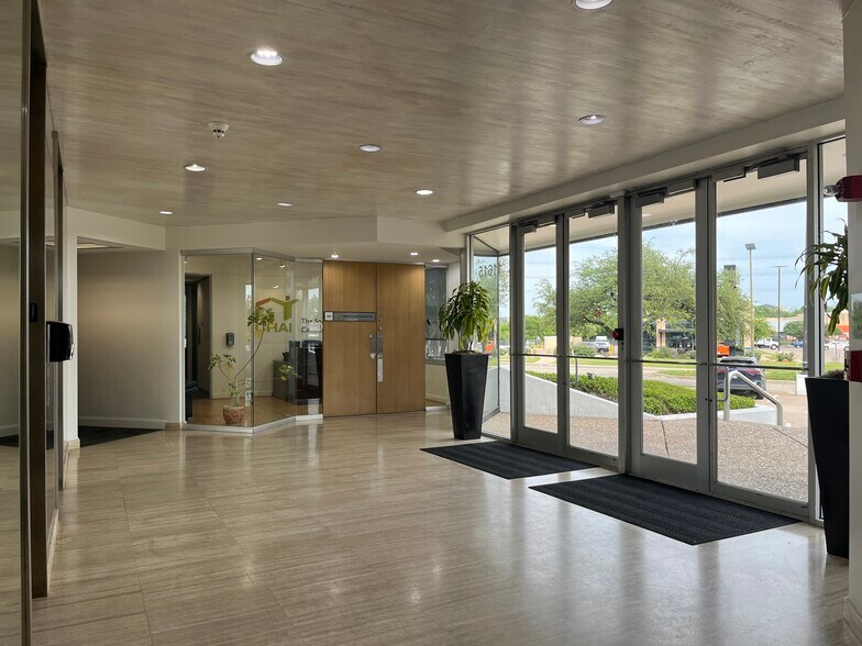 More Photos Of 11615 Forest Central Dr, Dallas Office For Lease